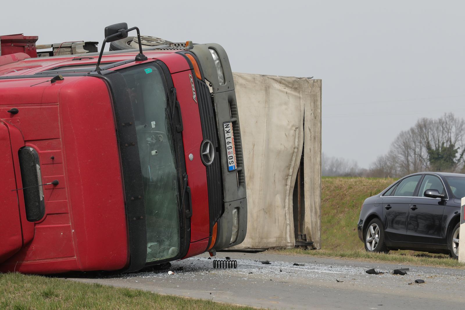 Prevrnut kamion na Podravskoj magistrali Prevrnut kamion na Podravskoj magistrali
