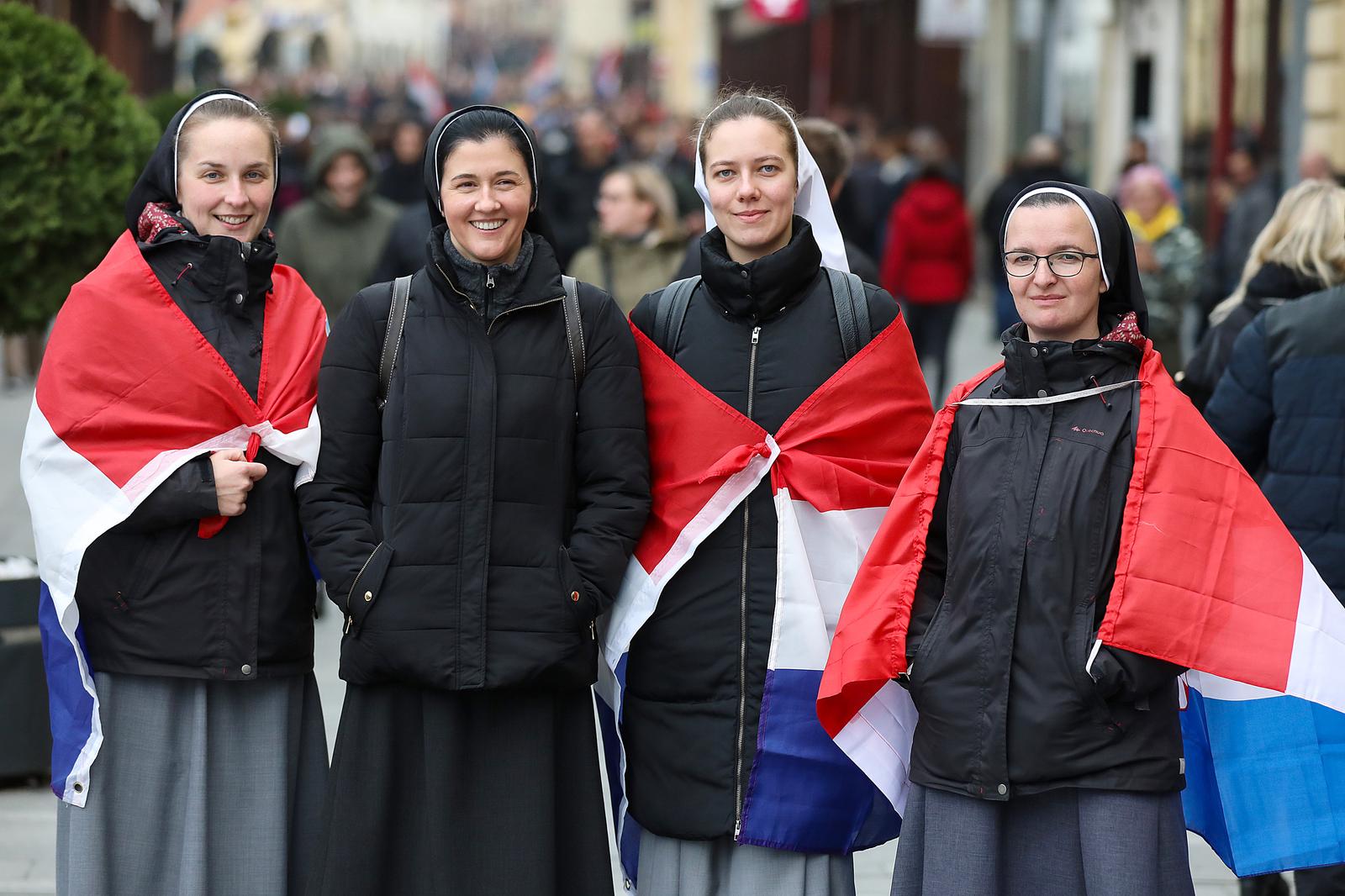 Deseci tisuća ljudi došlo u Vukovar odat počast gradu heroju