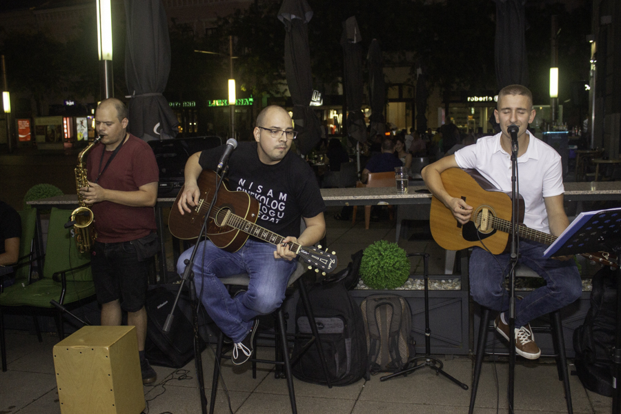 Juraj Padovan i prijatelji zasvirali na terasi ’22-ojke’