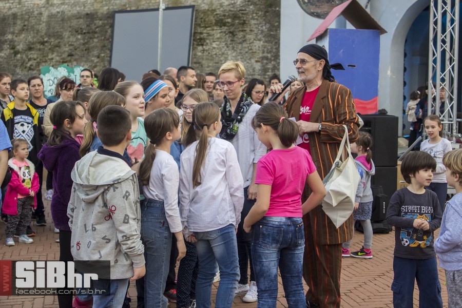 transgeneracijski_party_tvrdja_