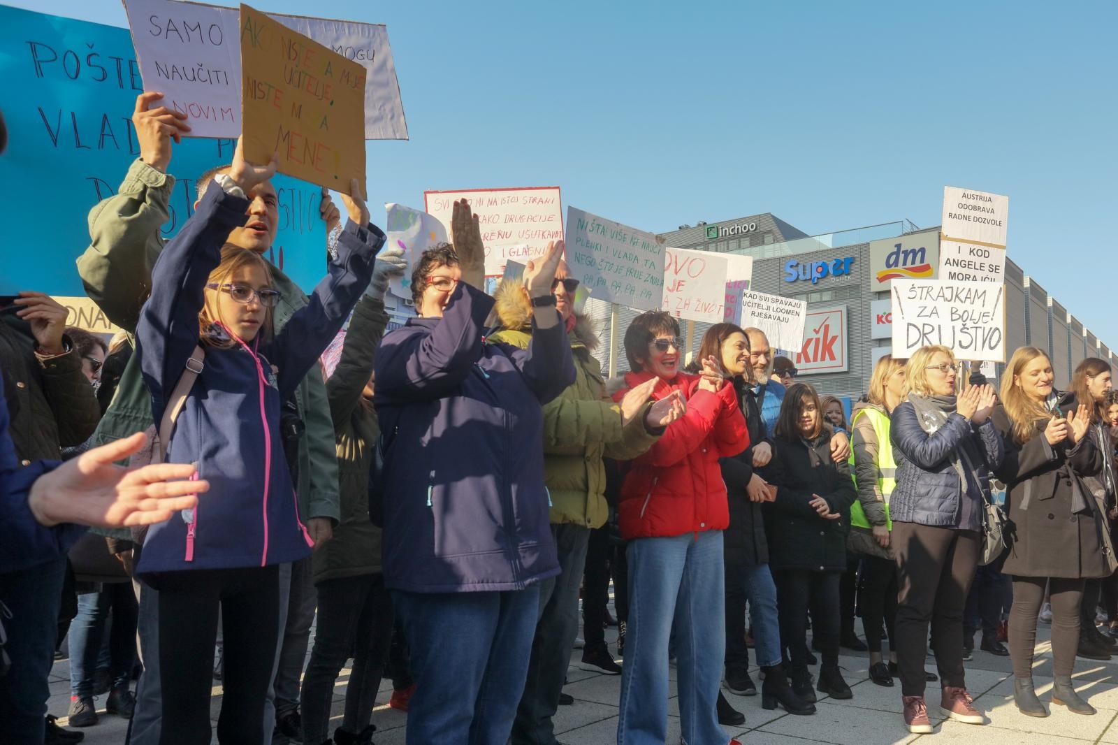 Osječani pružili podršku prosvjetarima