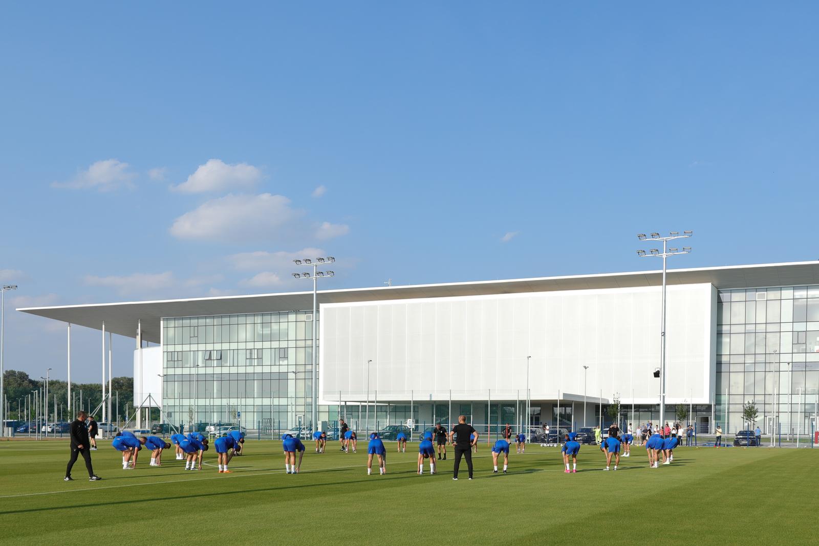 Nogometaši Osijeka započeli pripreme na novom stadionu Nogometaši Osijeka započeli pripreme na novom stadionu