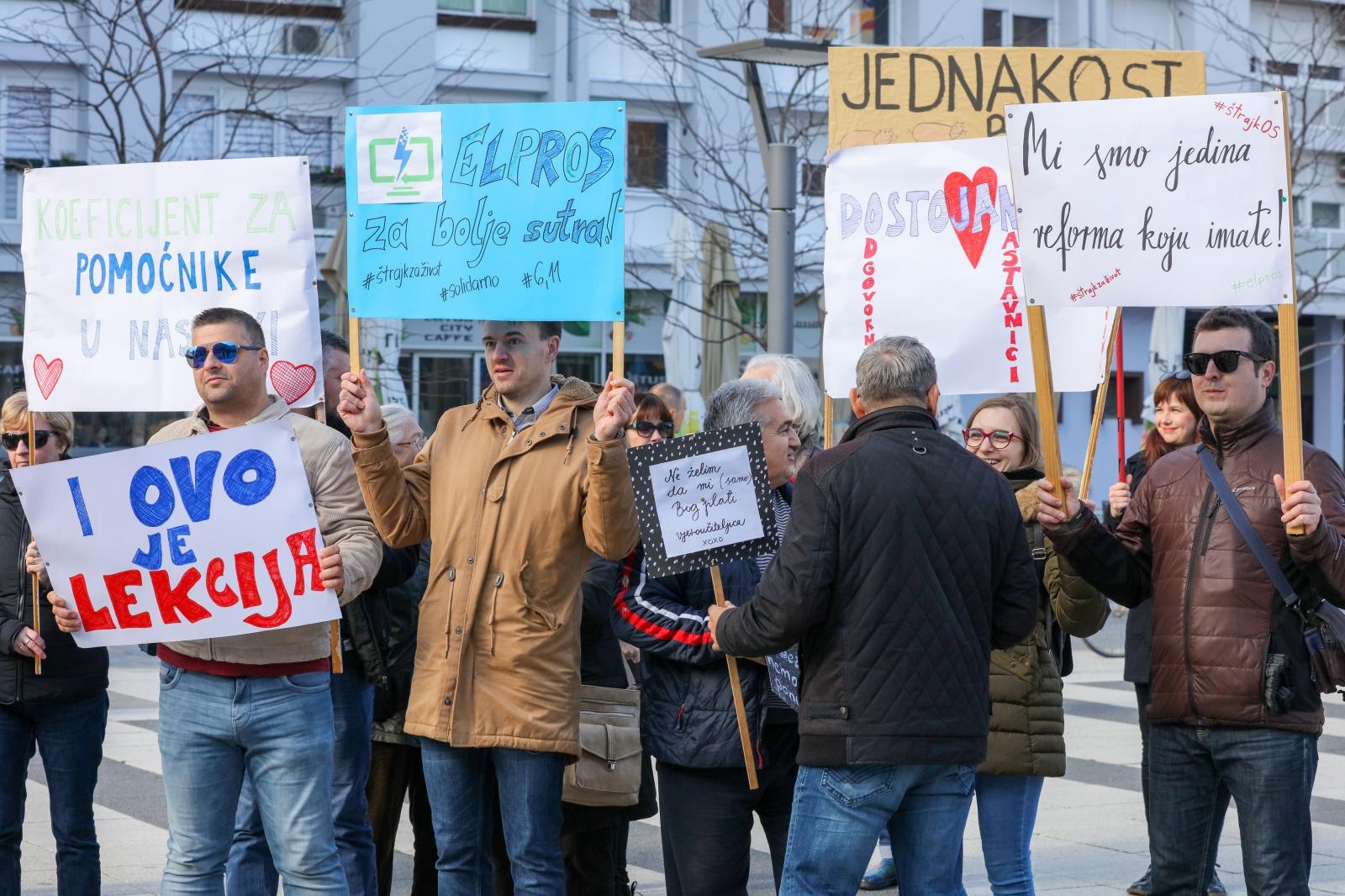 Osječani pružili podršku prosvjetarima