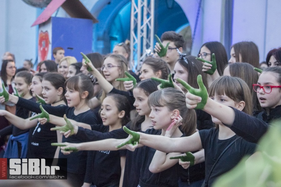 transgeneracijski_party_tvrdja_