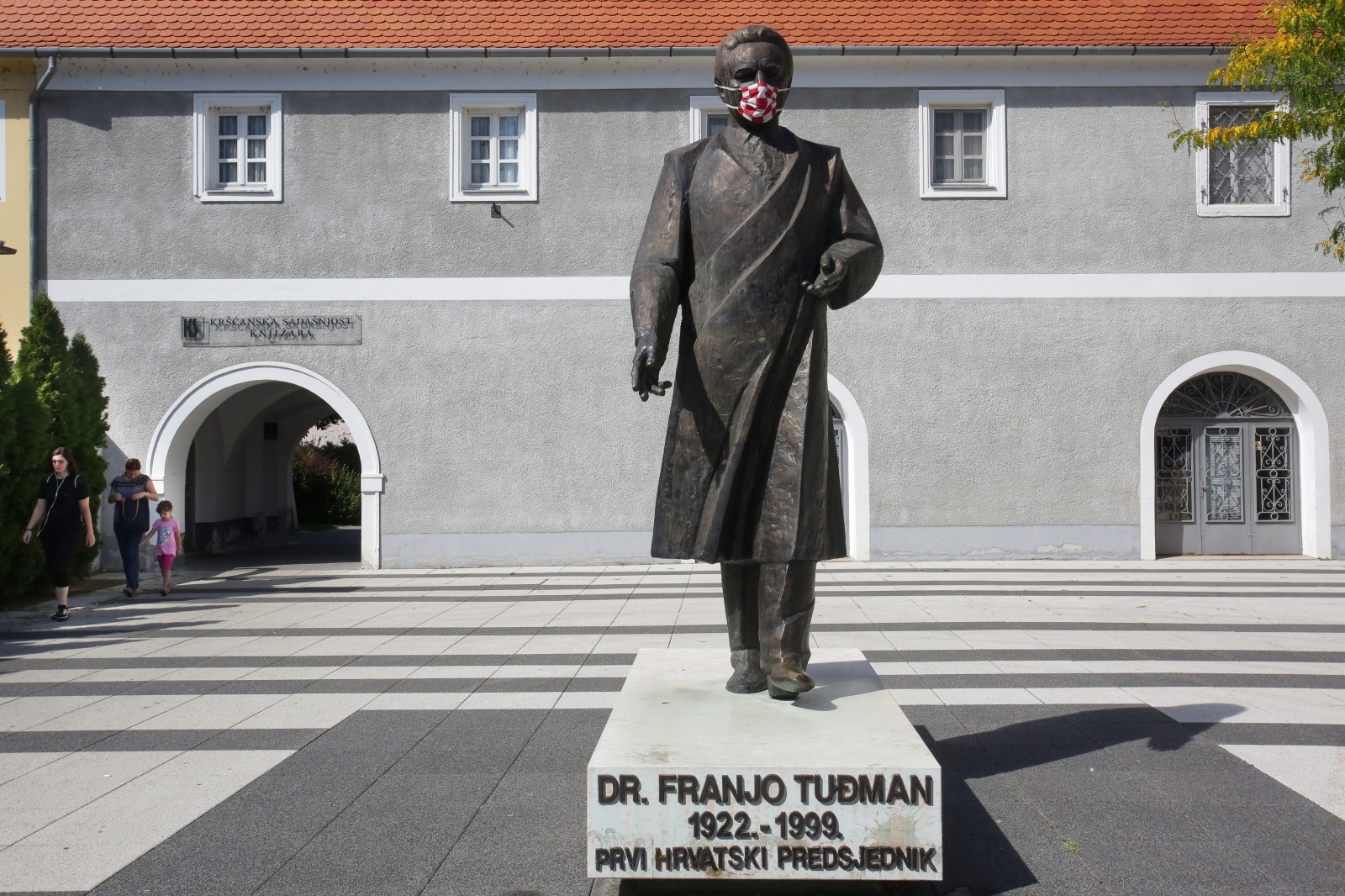 I osječki Franjo Tuđman nosi zaštitnu masku protiv korone