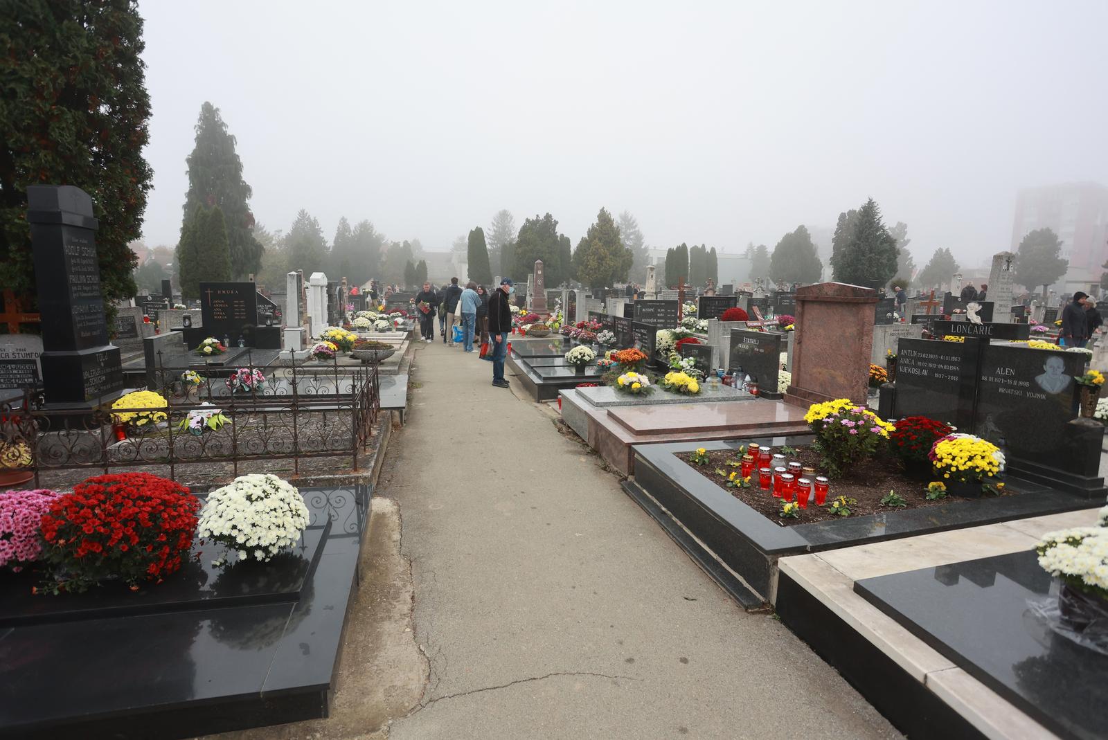 Osječani obilaze groblja