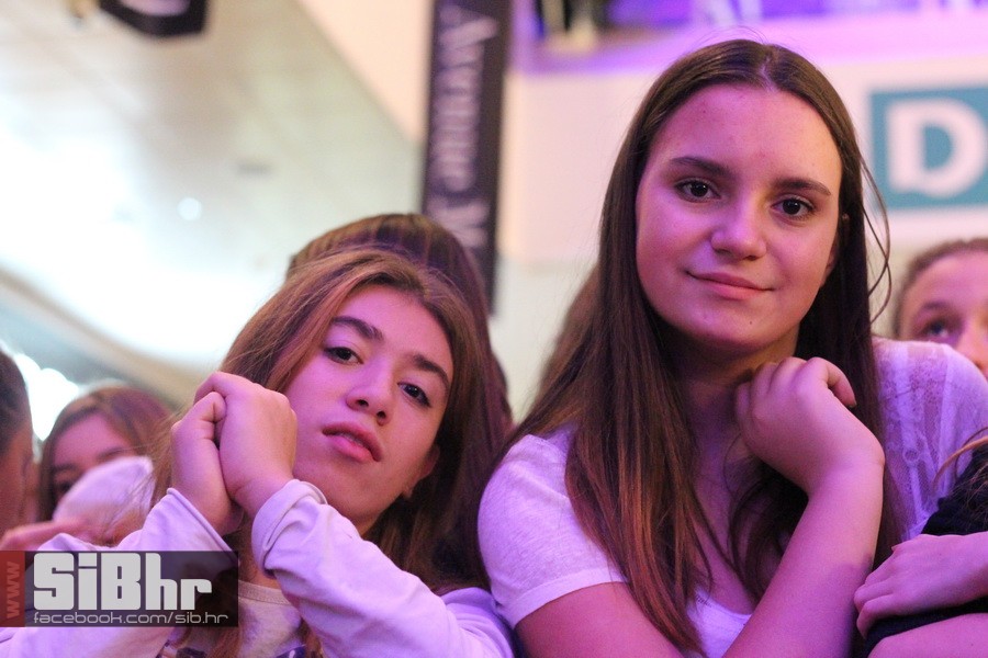 lana_i_colonia_Avenue_mall_5