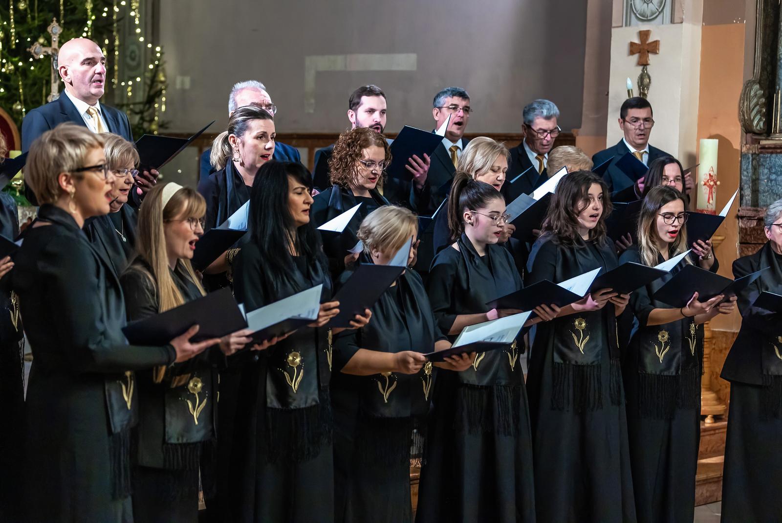 Božićni koncert zbora mladih Preslavnoga Imena Marijina 2024. Božićni koncert zbora mladih Preslavnoga Imena Marijina 2024.