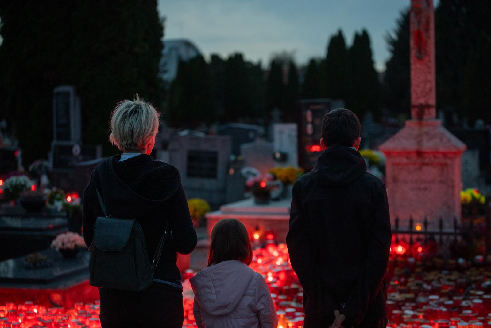 Paljenje svijeća na osječkom Groblju svete Ane