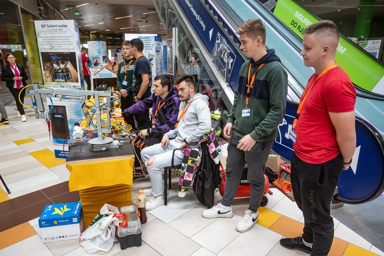 Budi UZOR/INOVA u Mall Osijek