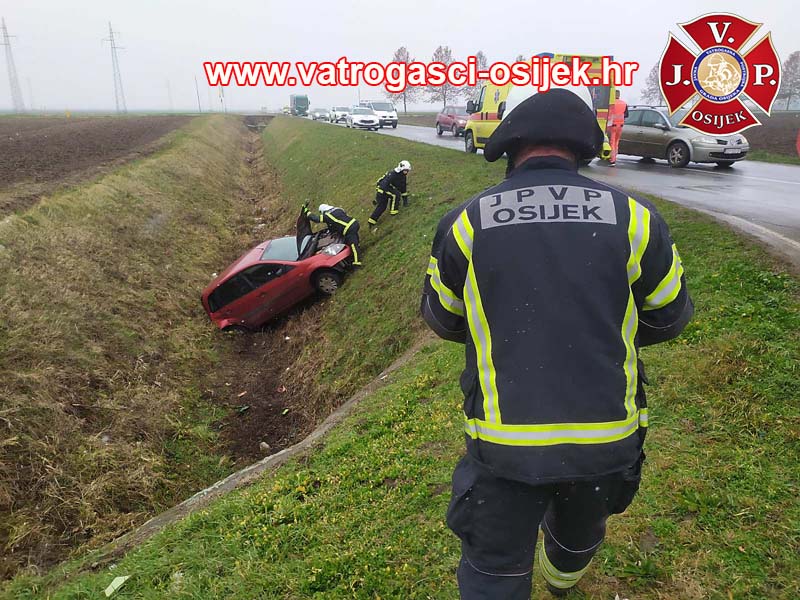 Automobil završio u kanalu kod toplane u Divaltovoj ulici, uzrok nesreće još uvijek nepoznat