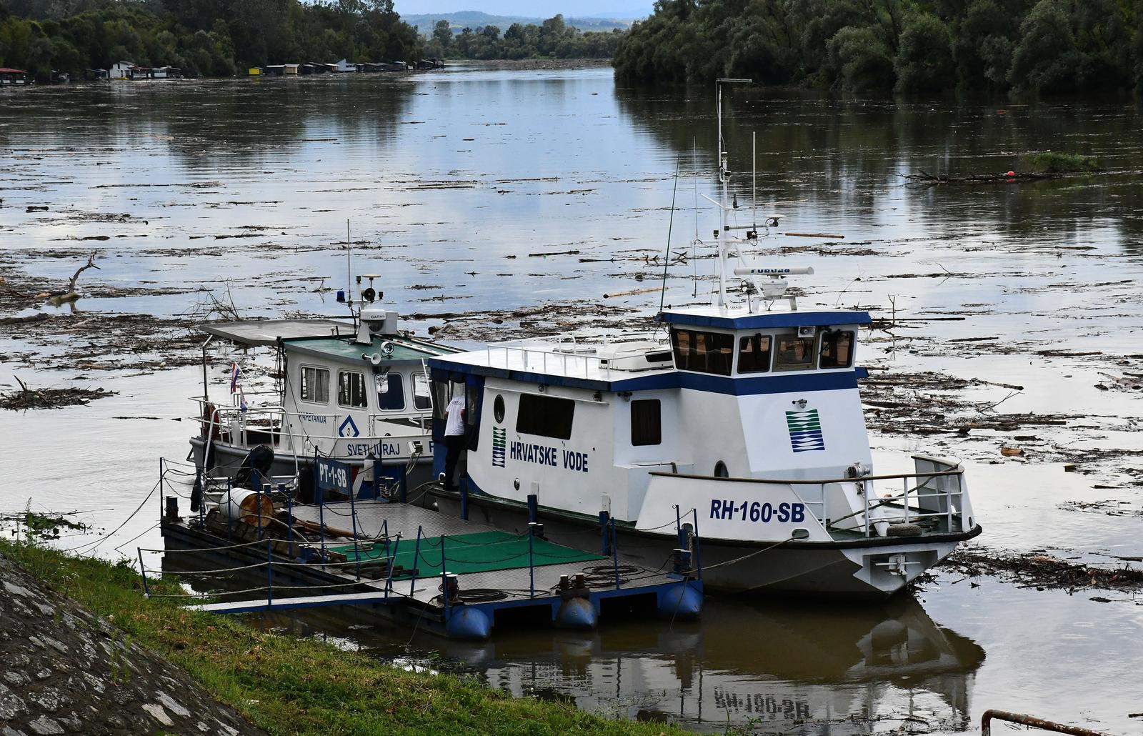 Otpad pluta rijekom Savom Otpad pluta rijekom Savom