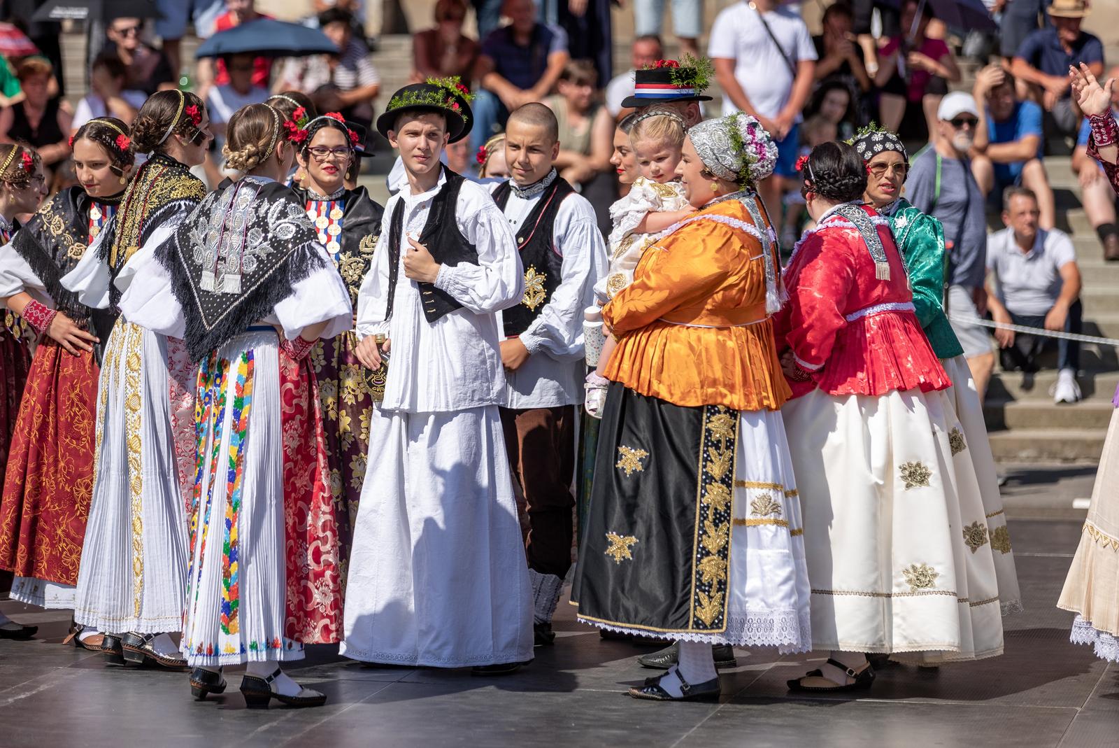Veliki broj ljudi na svečanoj povorci 58. Đakovačkih vezova