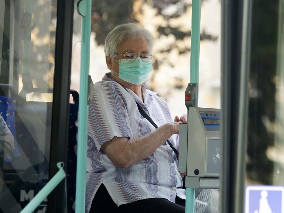 Od danas u tramvajima i autobusima obveza nošenja zaštitnih maski