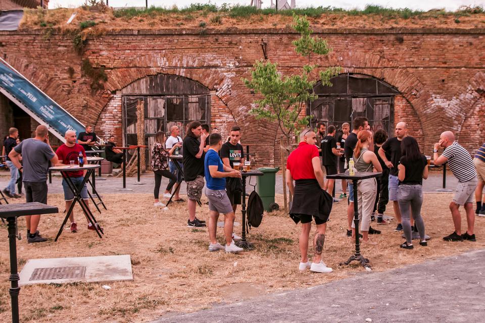Brkovi u dvorištu Stare pekare