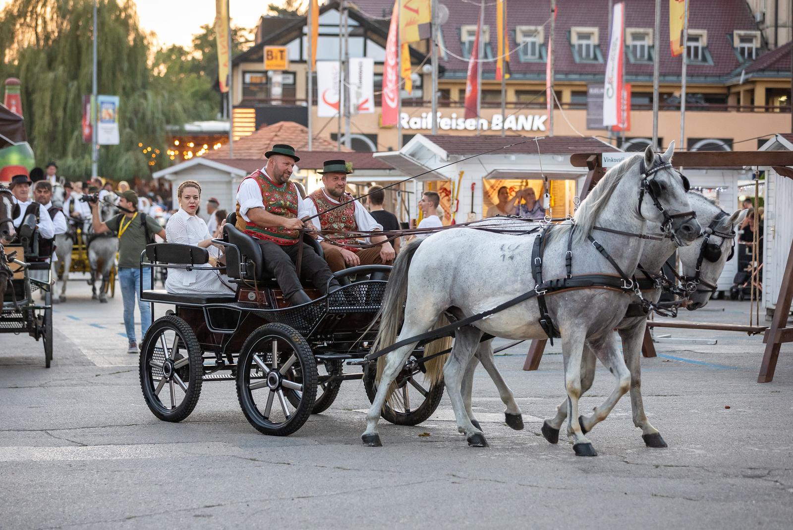 Folklornim večerima započele 58. Vinkovačke jeseni Folklornim večerima započele 58. Vinkovačke jeseni