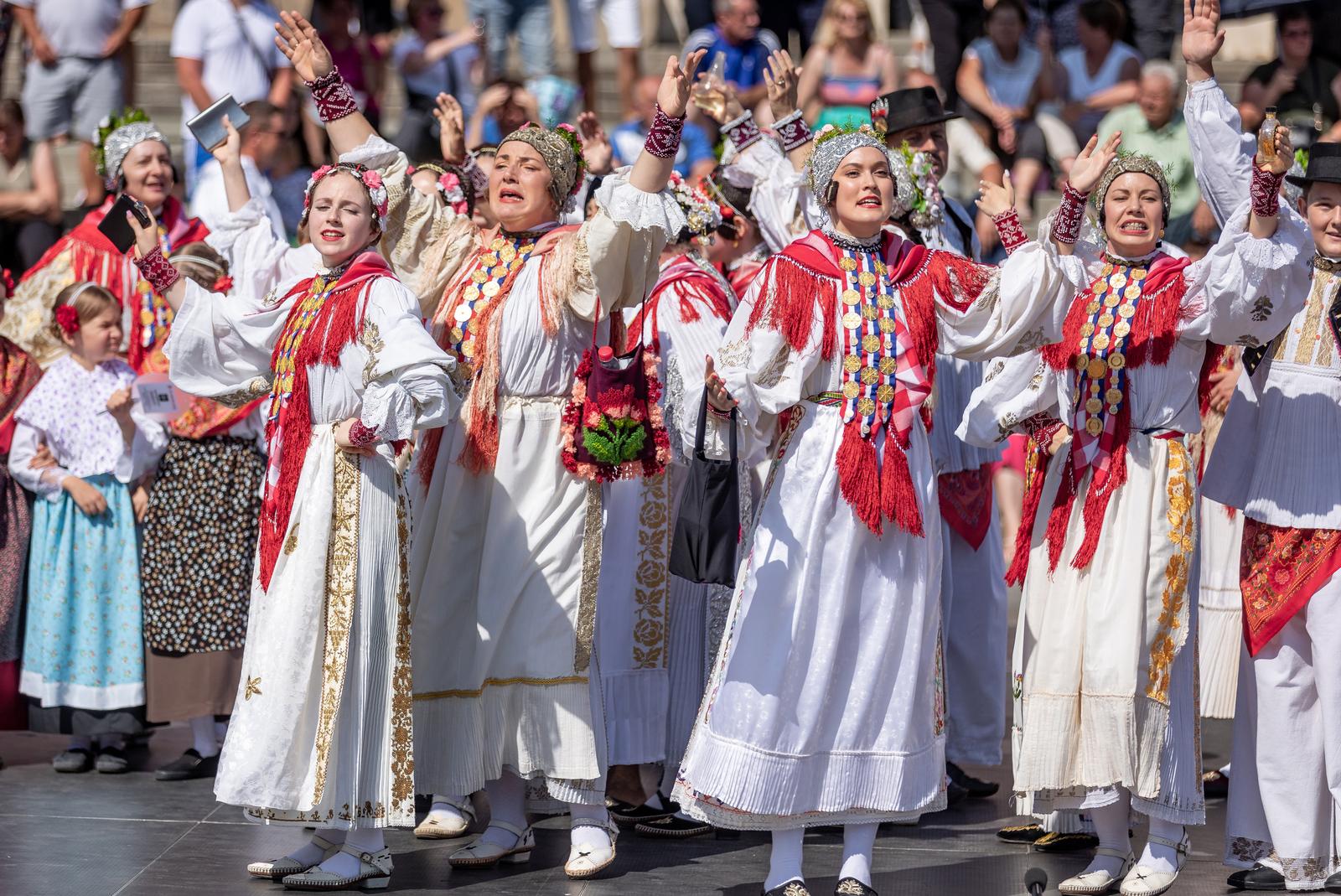 Veliki broj ljudi na svečanoj povorci 58. Đakovačkih vezova