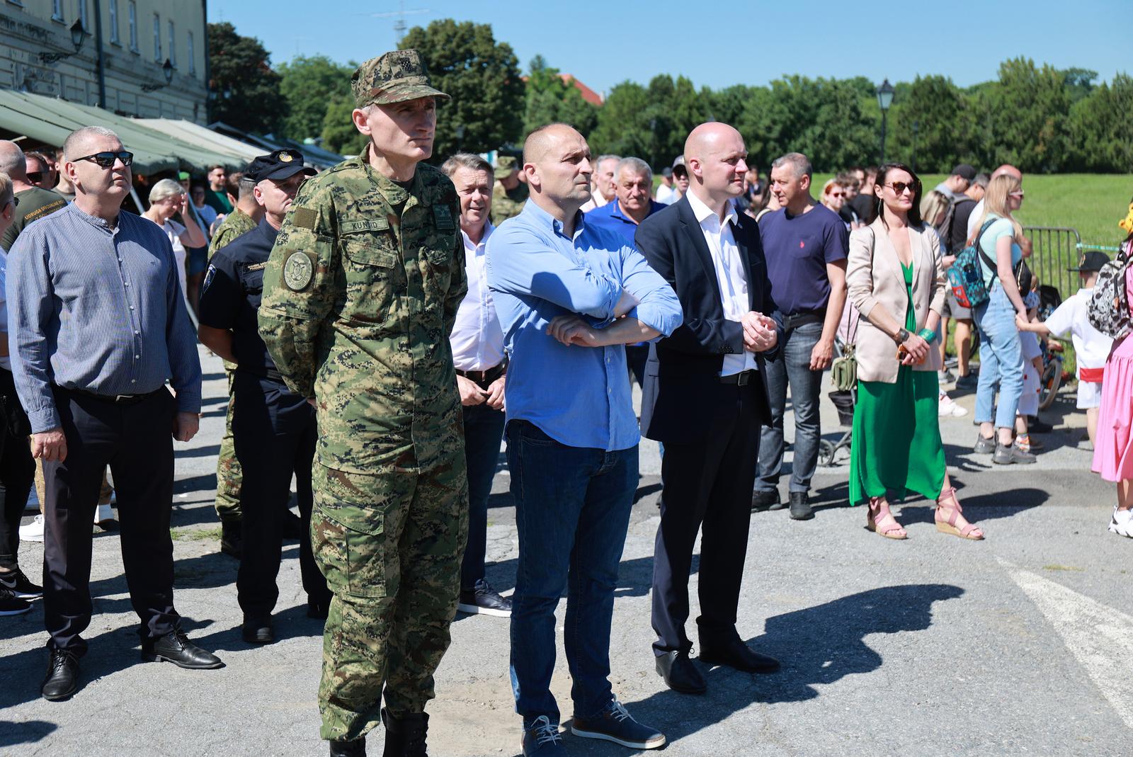 Manifestacija ”Postani hrvatski vojnik” privukla mnoštvo Osječana