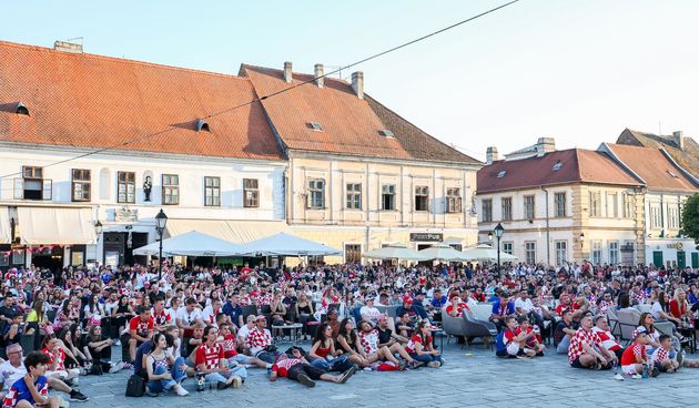Organizirano gledanje utakmice Hrvatske i Španjolske na velikom ekranu u Tvrđi