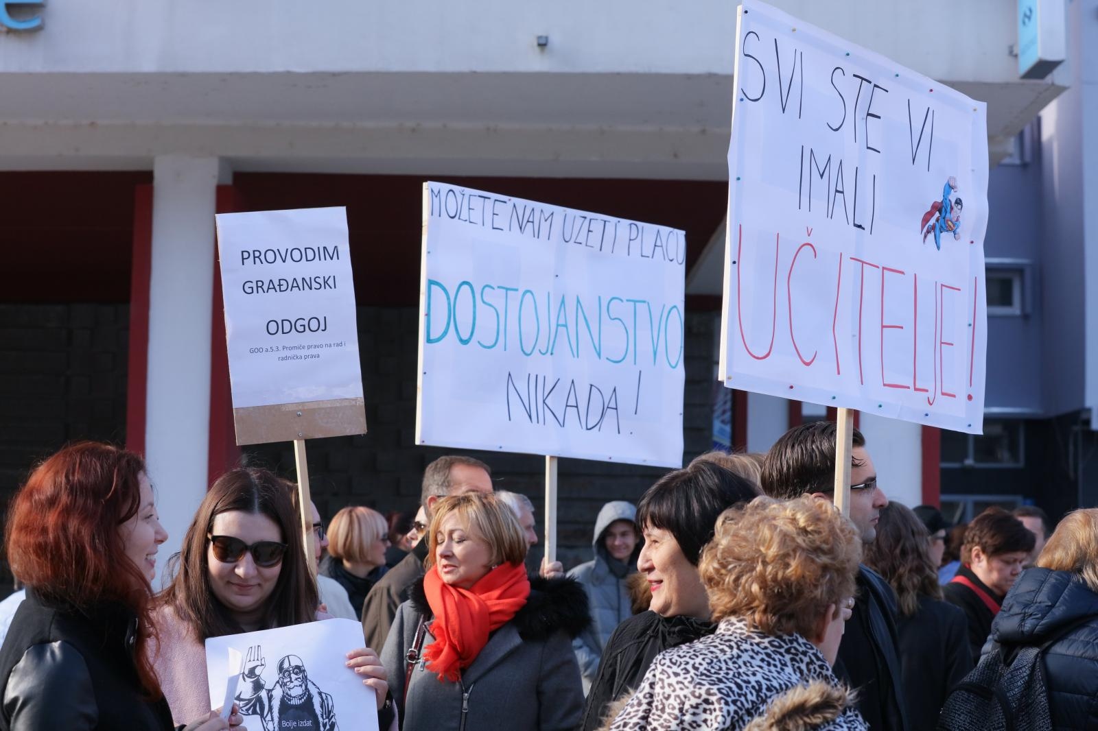 Osječani pružili podršku prosvjetarima