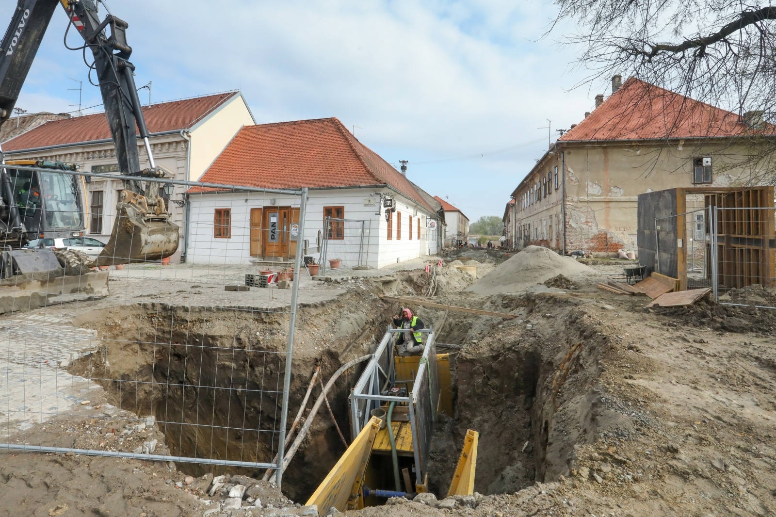 U tijeku radovi na rekonstrukciji Tvrđe, od danas zabranjen promet za automobile