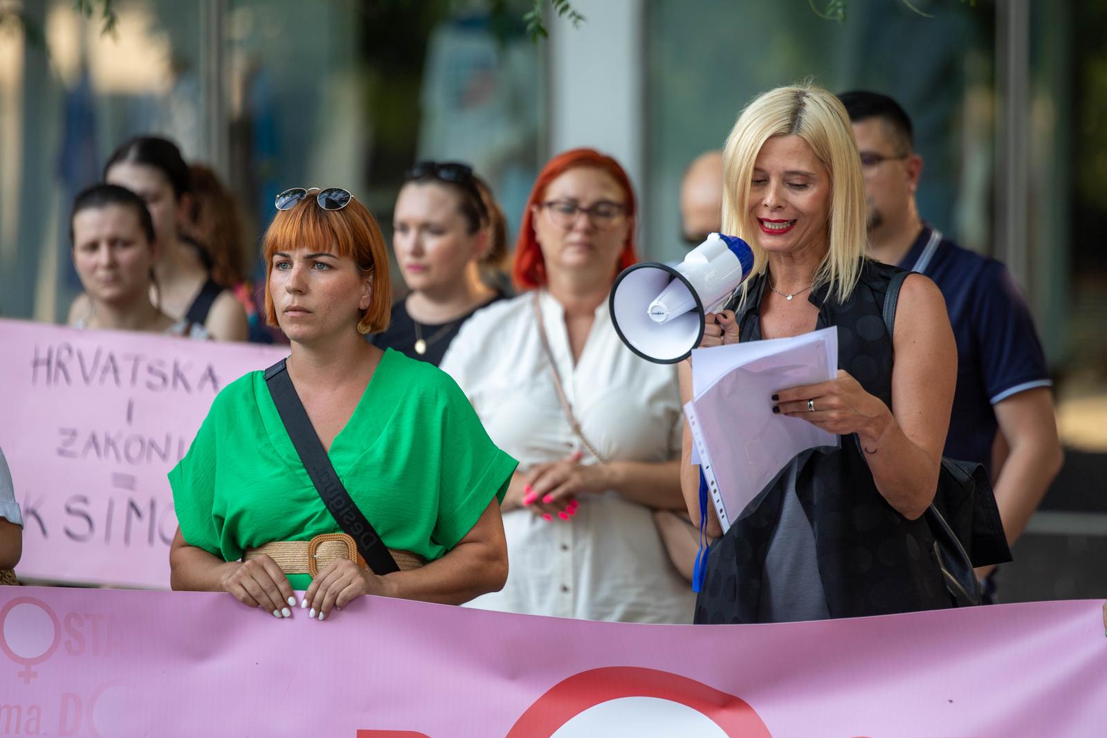 Održana javna akcija ”Sigurnost žena je odgovornost države” na Trgu slobode