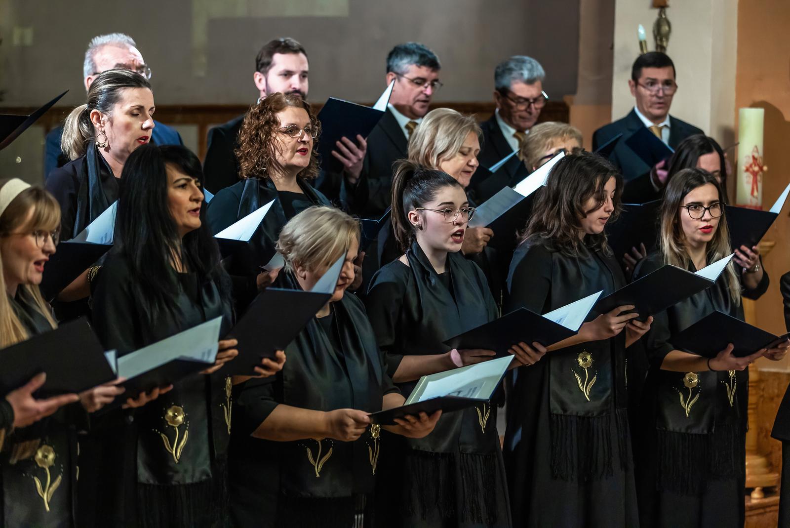 Božićni koncert zbora mladih Preslavnoga Imena Marijina 2024. Božićni koncert zbora mladih Preslavnoga Imena Marijina 2024.