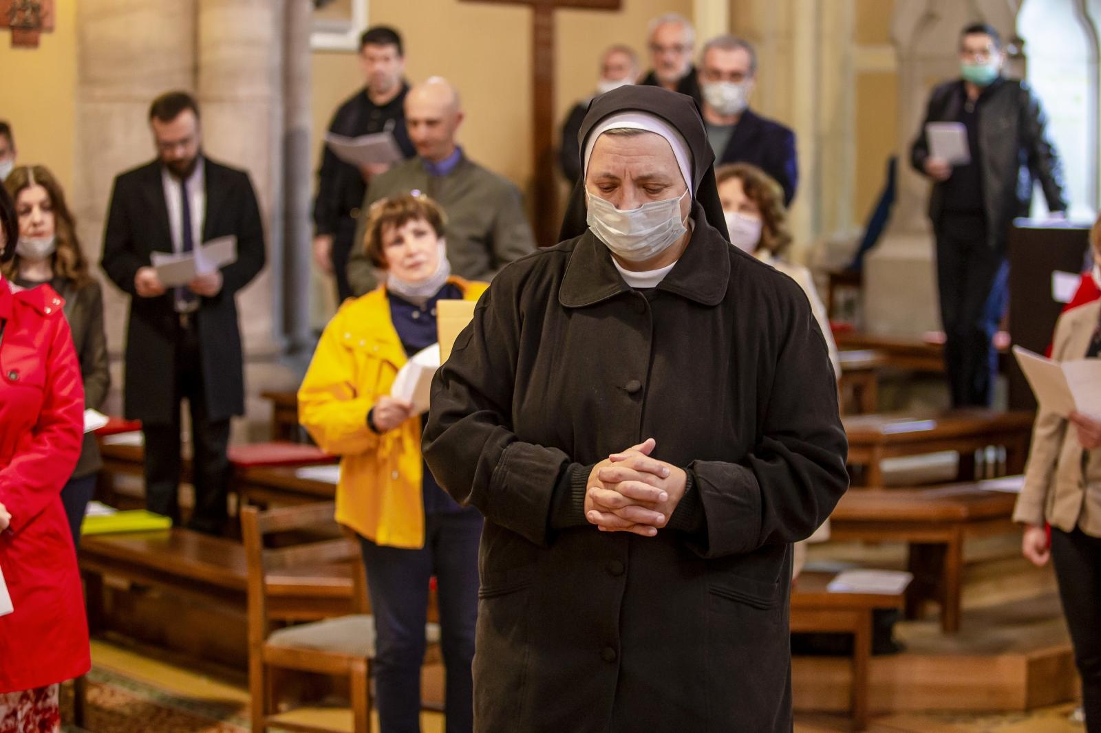 Prva nedjeljna misa u osječkoj konkatedrali uz posebne mjere protiv koronavirusa