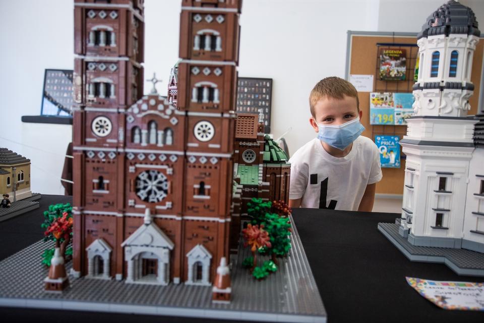 Pogledajte đakovačku katedralu izgrađenu od 15 tisuća lego kockica