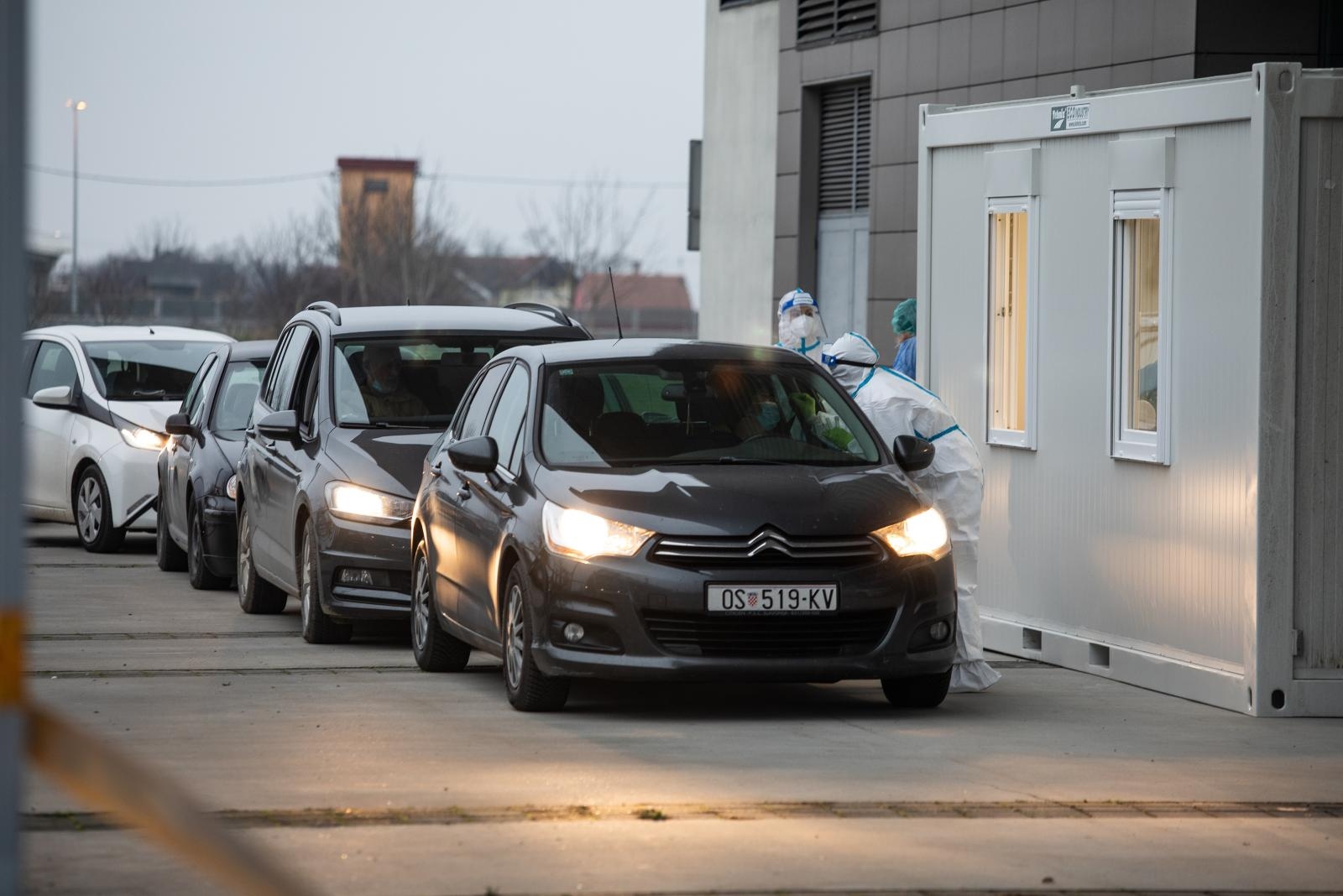 Drive-in testiranje na koronavirus u Osijeku