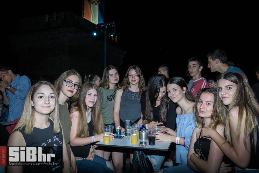 reunion_outside_7