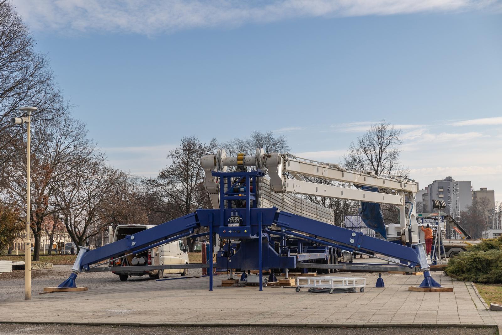 Postavljanje 35-metarskog kotača kod Školjke
