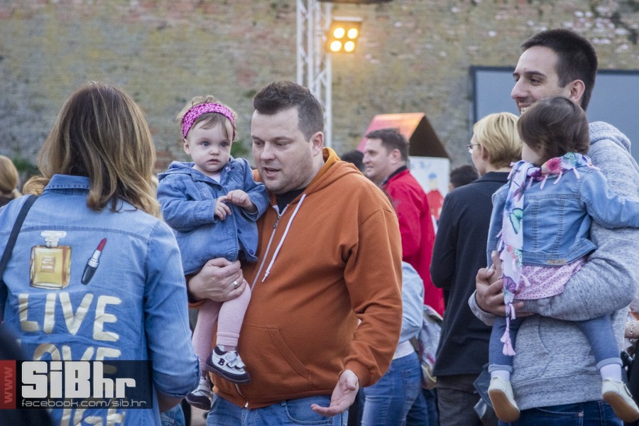 transgeneracijski_party_tvrdja_