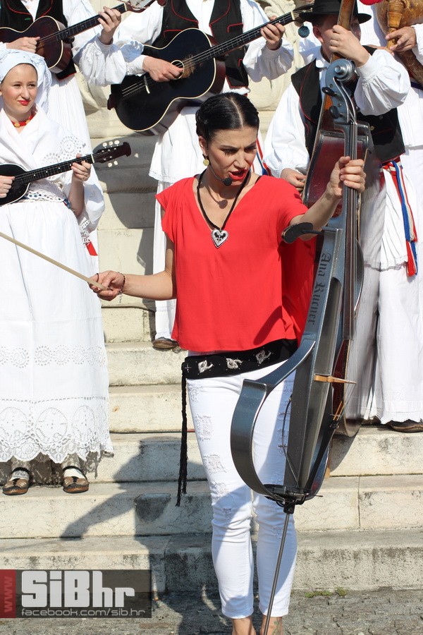 ana_rucner_Drmes_spot_SiBhr_38