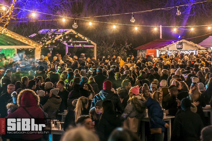 Advent_u_parku_koncert_Vatra_Si