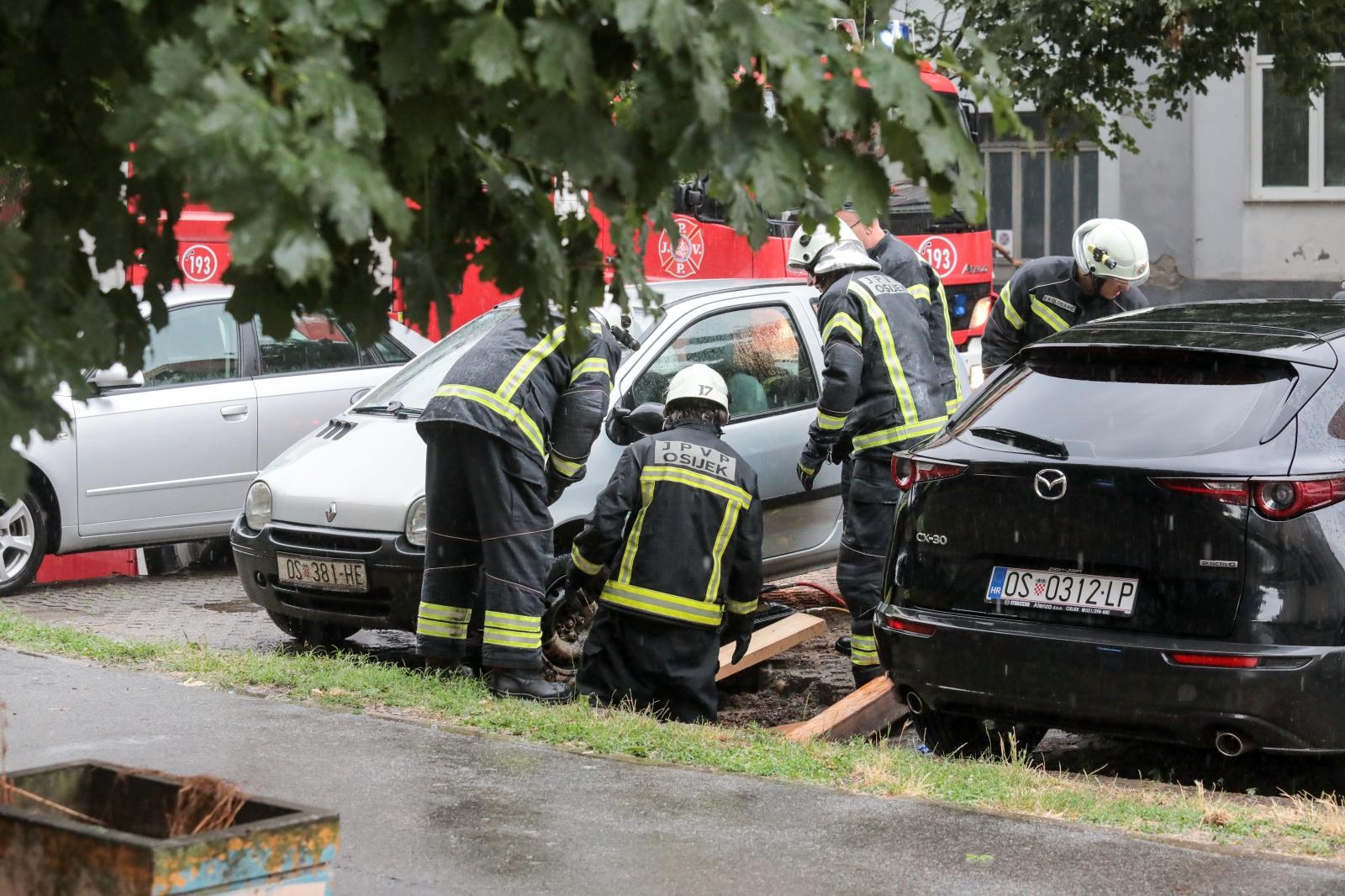 Automobil upao u rupu