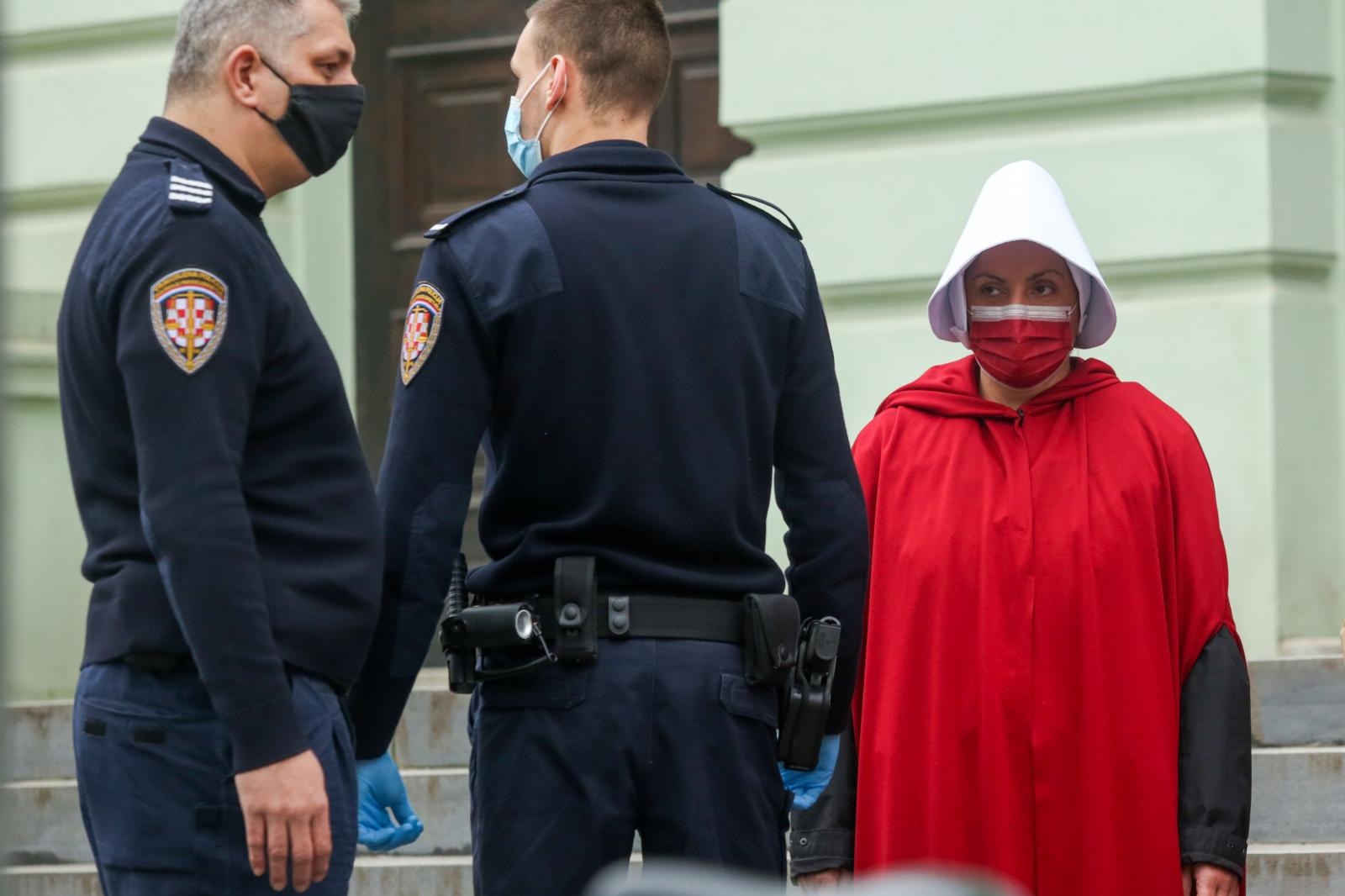 Žene u crvenim haljama prošetale središtem Osijeka i istaknule poruku ispred Županijskog suda