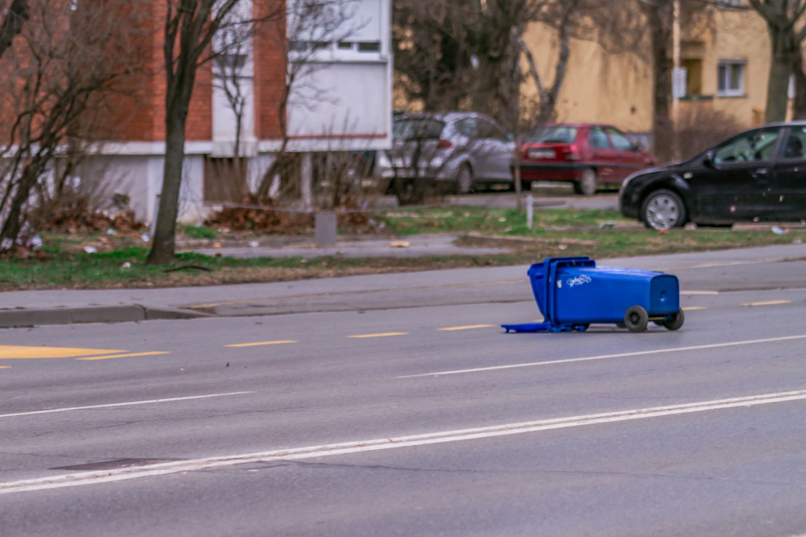 Vjetar pravi probleme po osječkim ulicama