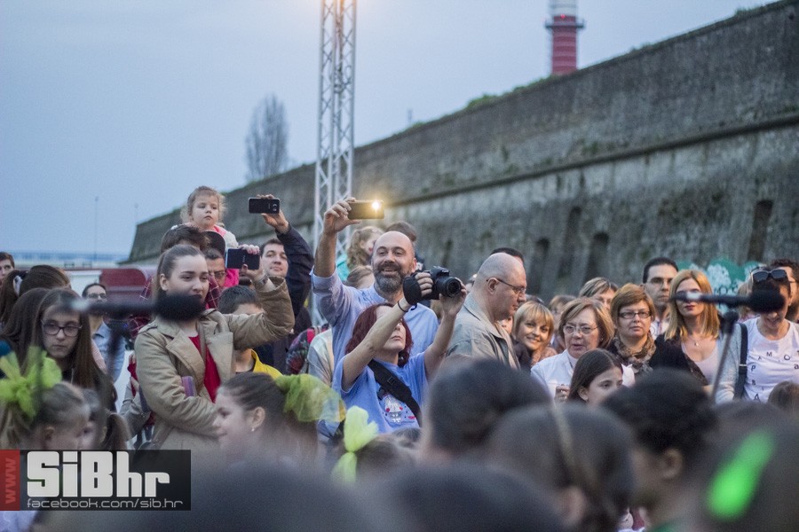 transgeneracijski_party_tvrdja_