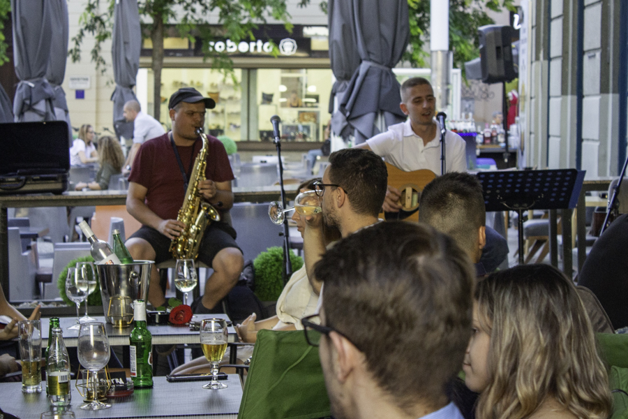 Juraj Padovan i prijatelji zasvirali na terasi ’22-ojke’