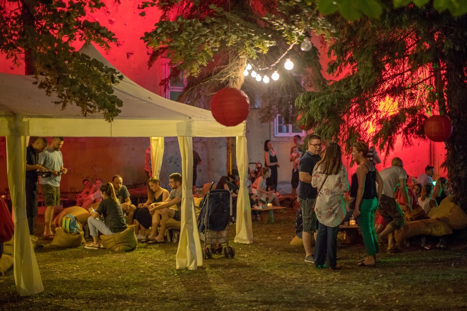 Kineska In Da Sofa u dvorištu fakulteta