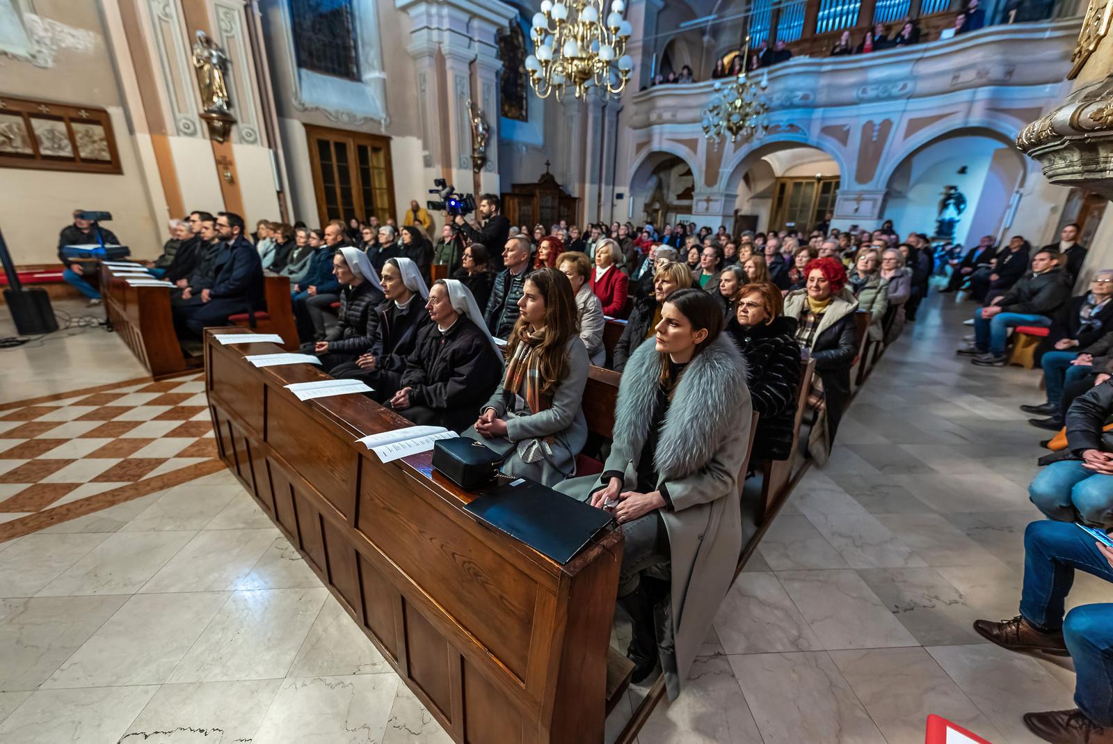 Božićni koncert zbora mladih Preslavnoga Imena Marijina 2024. Božićni koncert zbora mladih Preslavnoga Imena Marijina 2024.