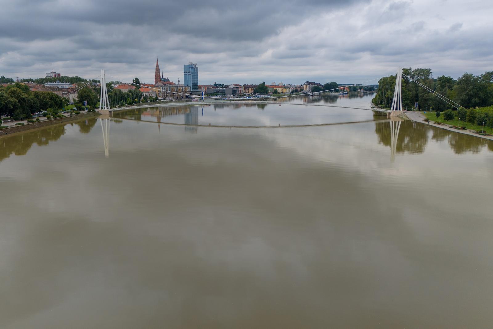 Pogled iz zraka na visoki vodostaj Drave u Osijeku, lipanj 2024.