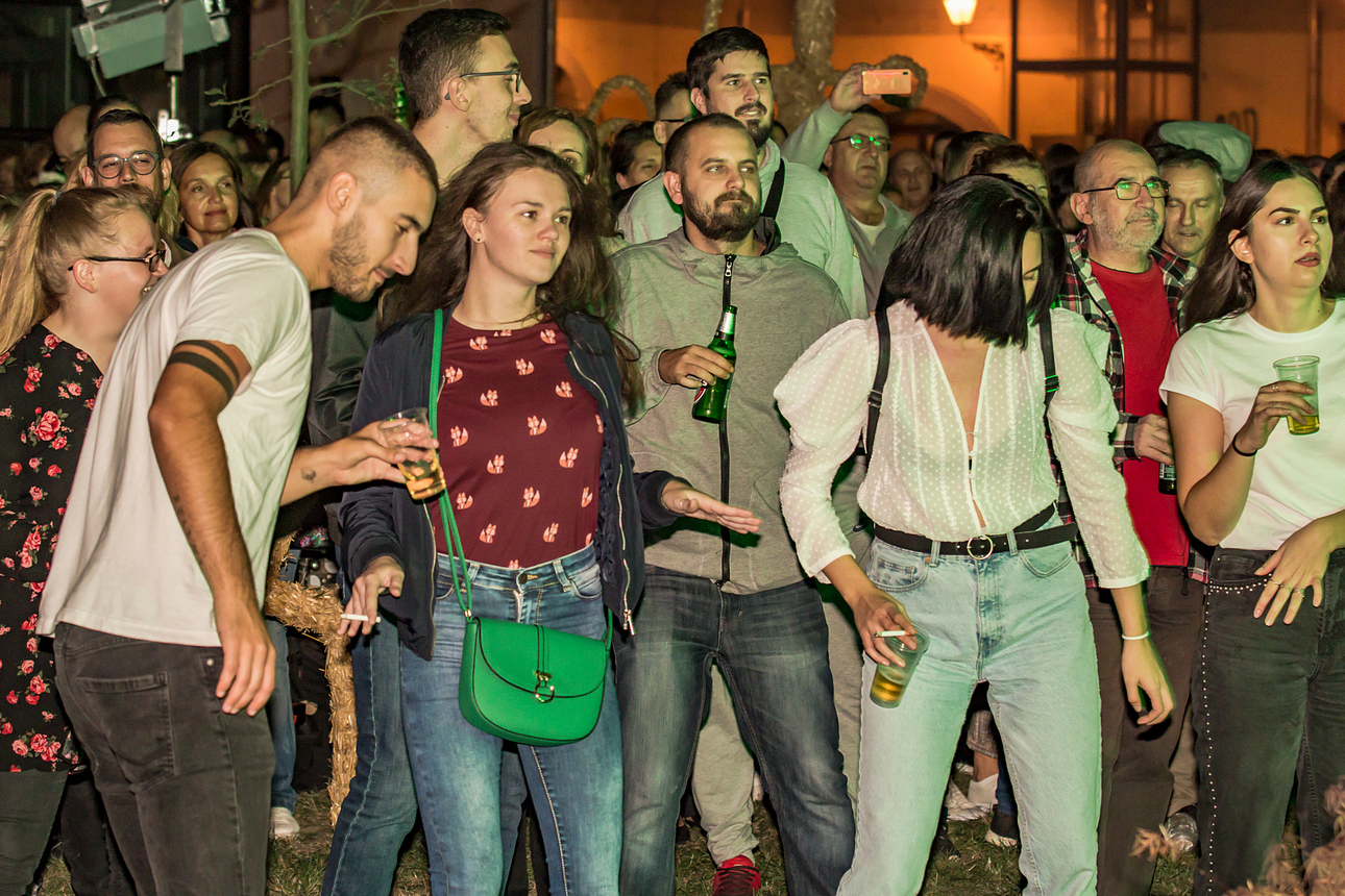 Osijek, 3.10.2020. – Jučer je u Osijeku počeo drugi HeadOnEast festival. Cijeal Tvrđa pretvorial se u šarenu festivalsku pozornicu s brojnim zanimljivim sadržajima. Kako je bilo prve večeri pogledajte u našoj velikoj fotogaleriji [HeadOnEast 2020.]