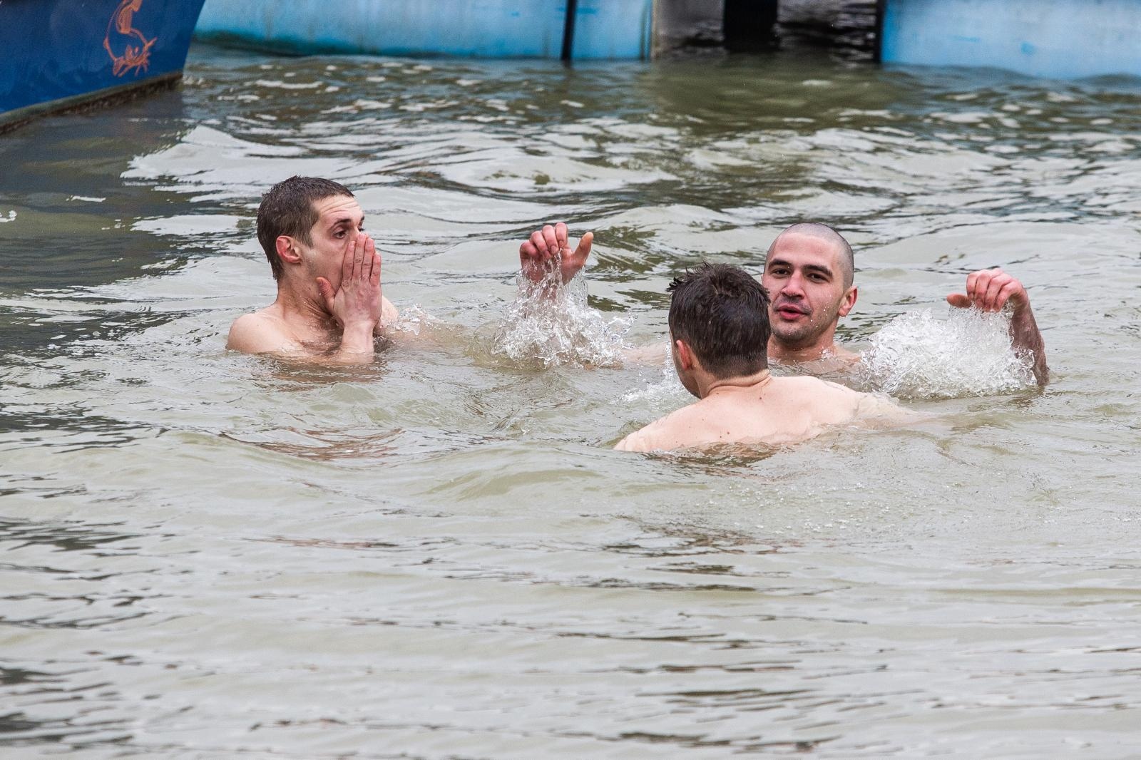 Skok u ledenu Dravu