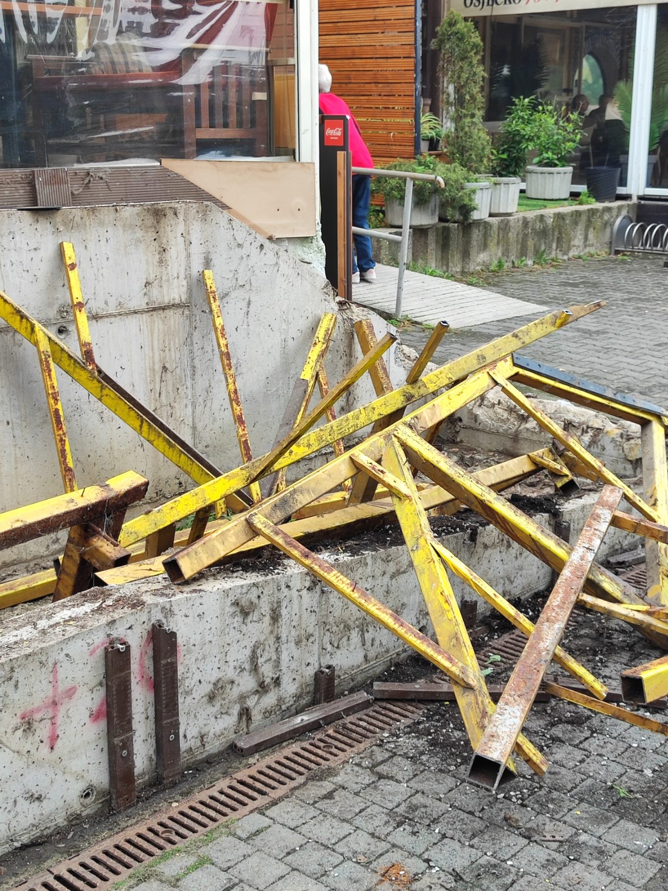 Uklanja se drvena konstrukcija u centru Osijeka