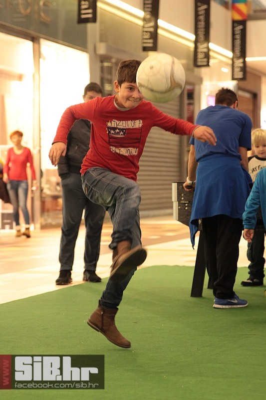 juniori_nkos_u_avenuemallu_2812 juniori_nkos_u_avenuemallu_2812