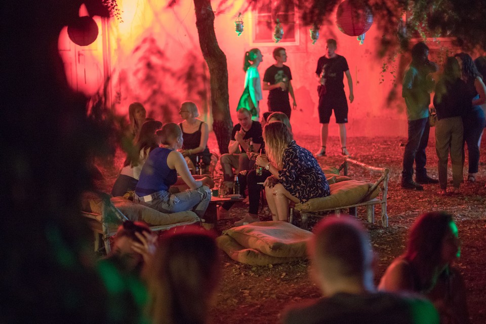 Kineska In Da Sofa u dvorištu fakulteta