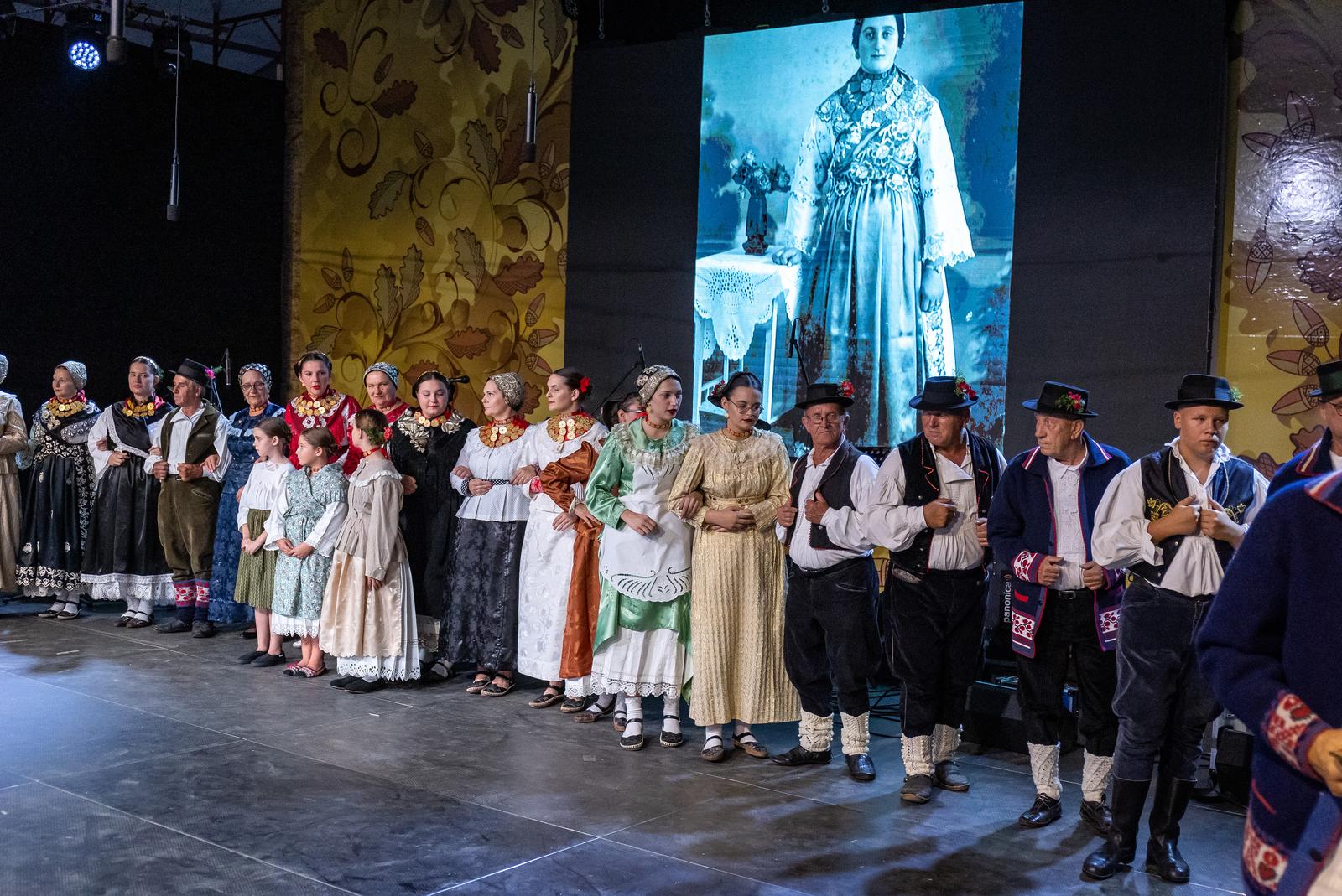 Folklornim večerima započele 58. Vinkovačke jeseni Folklornim večerima započele 58. Vinkovačke jeseni