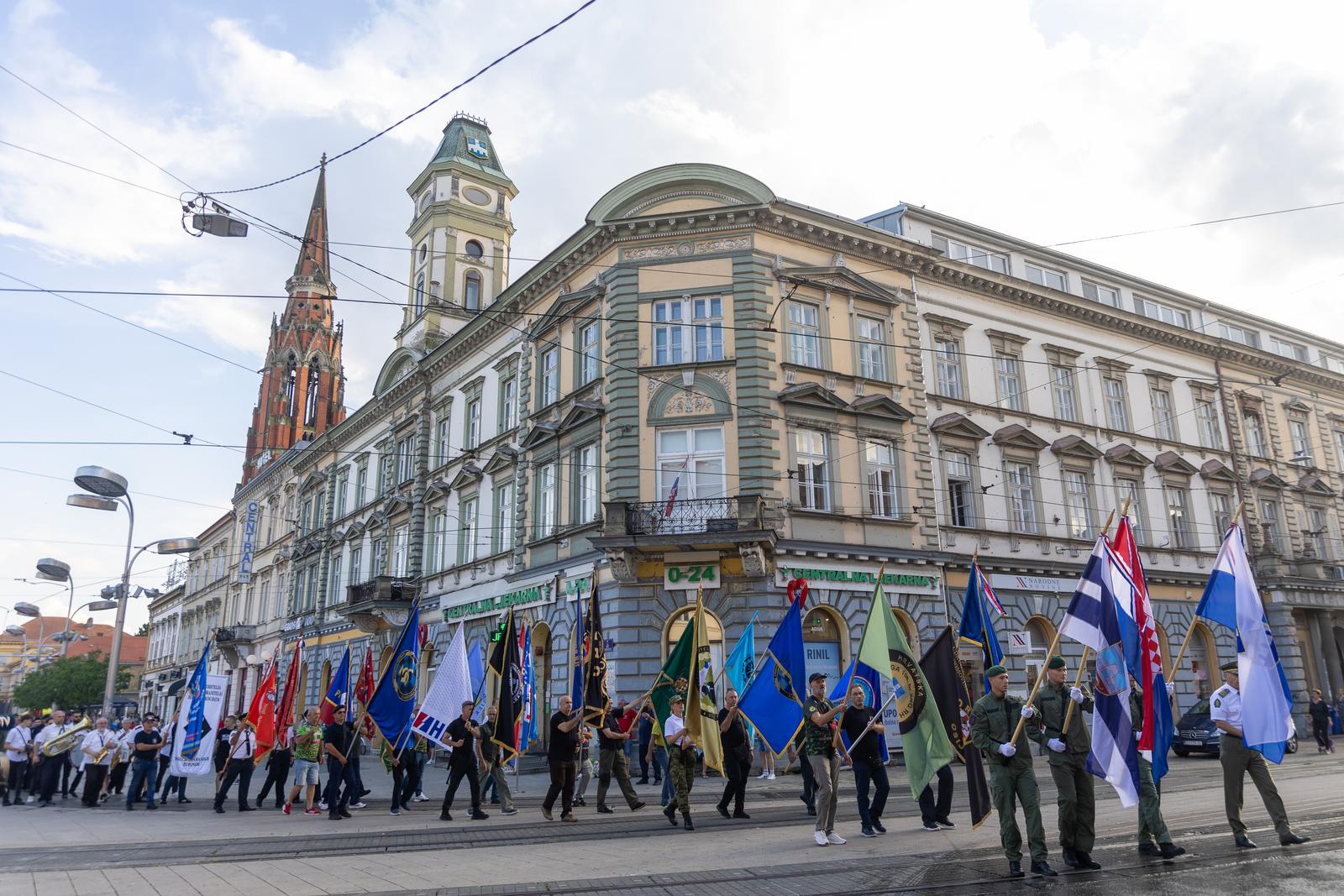 Svečanim mimohodom i bakljadom obilježen Dan osječkih banitelja Svečanim mimohodom i bakljadom obilježen Dan osječkih banitelja